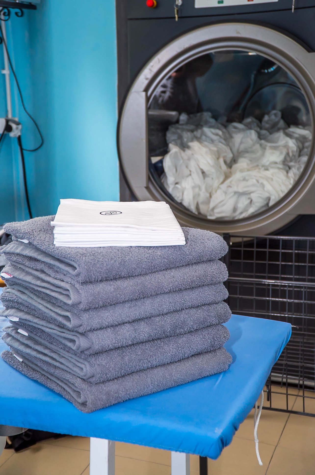 Czyste ręczniki i pralka przemysłowa