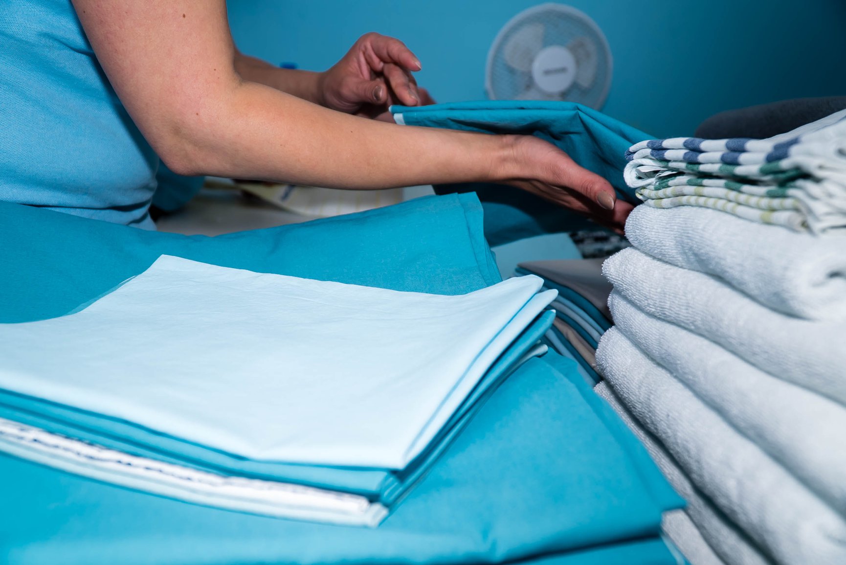 Składanie czystej pościeli